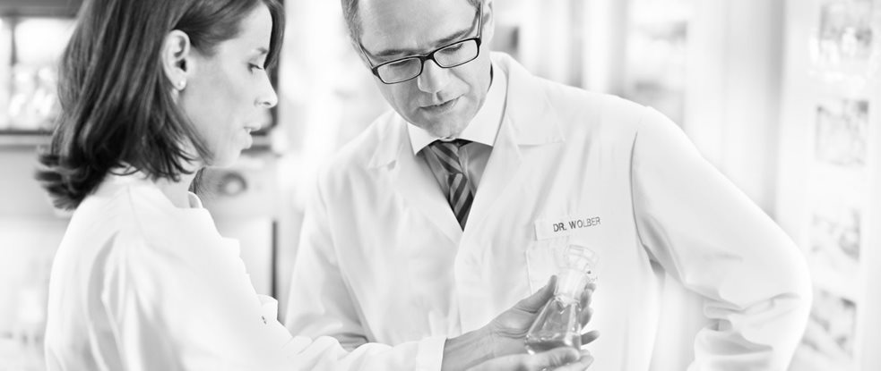 Dr. Rainer Wolber, a DermoCosmetics Termékfejlesztés vezetője bőrápolási szakemberekkel beszélget