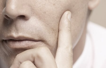 Ujj az arcon Általánosságban a férfiak bőre vastagabb, zsírosabb és másképpen öregszik.