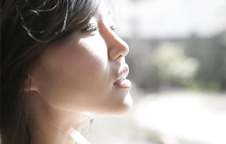 Napba néző ázsiai nő