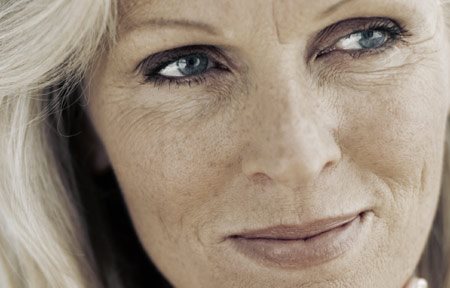 Idősebb nő világos bőrrel és öregedési foltokkal