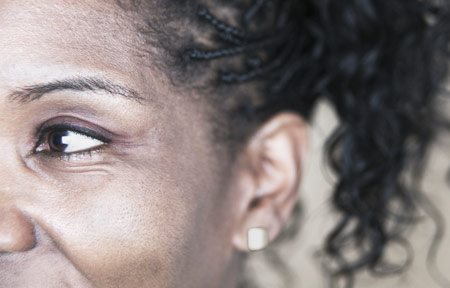 Egy sötét bőrű nő arca