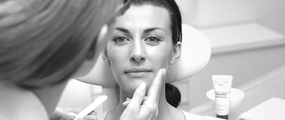 Női arcot Eucerin® termékkel kezelnek