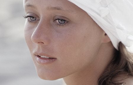 Fehér fejdíszben lévő nő.