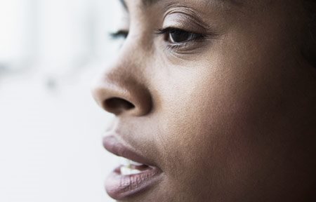 Sötétbőrű női arc