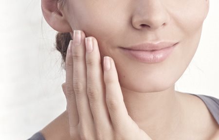 Egy Eucerin® Hyal-Urea Nappali vagy Éjjeli Krémet alkalmazó nő