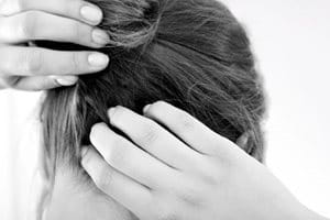 Egy fejét vakaró nő