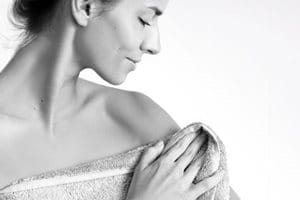 Nő törölközőben.