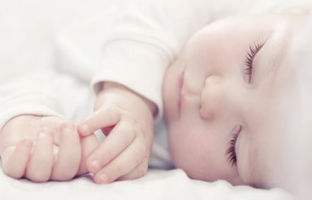 Kisbaba alvó pózban