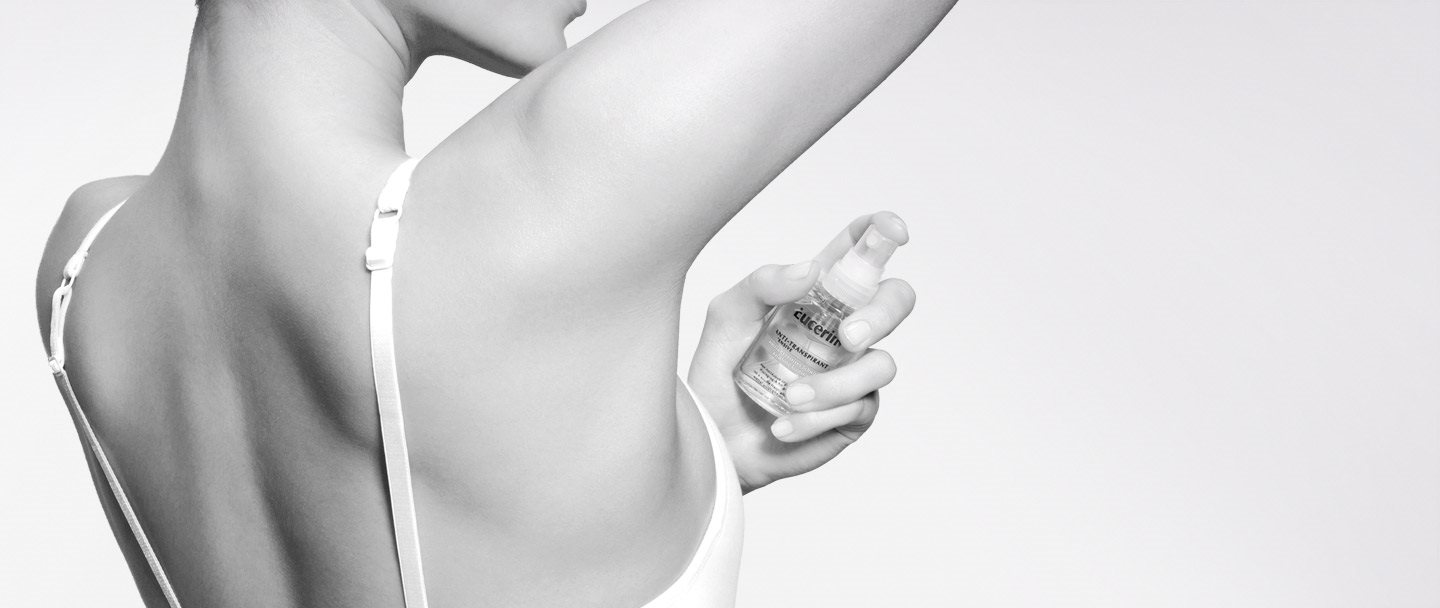 Nő Eucerin® Intenzív izzadásgátló pumpás spray-t használ